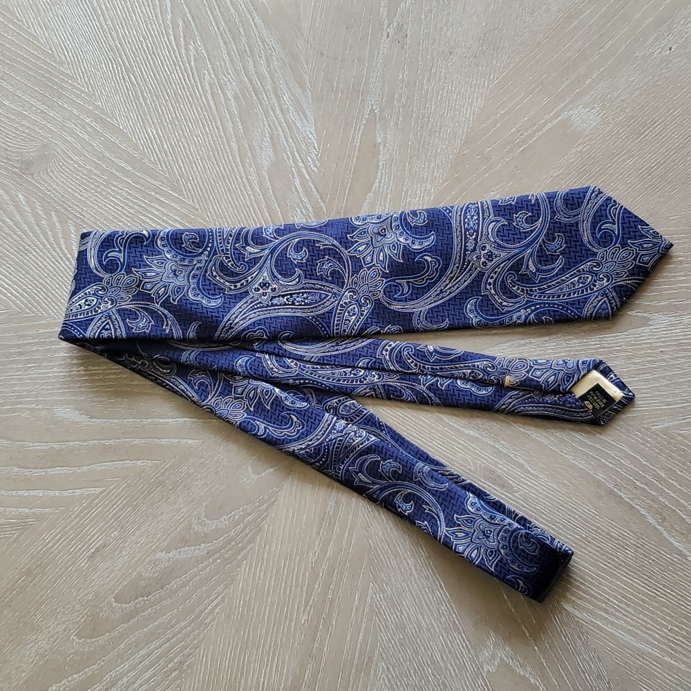 Countess necktie